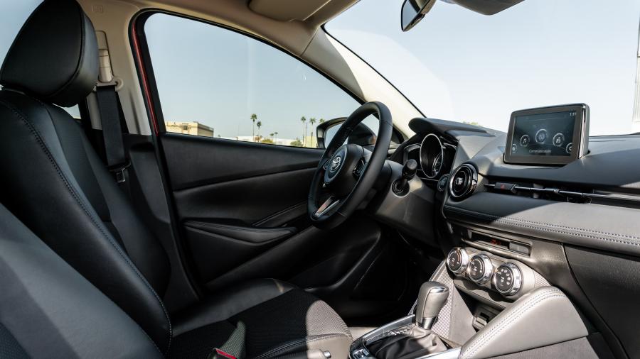 Интерьер Toyota Yaris XLE Hatchback 2019 года  (NA) (фото 5 из 40)